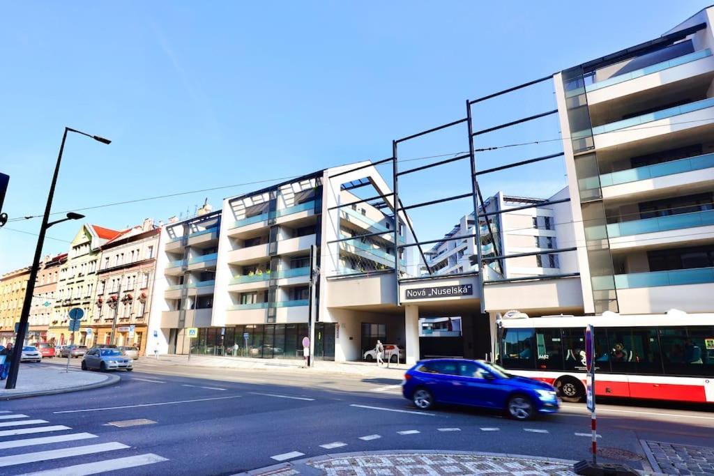 Modern Apartment • Garden • Near The City Center Prag Exteriör bild